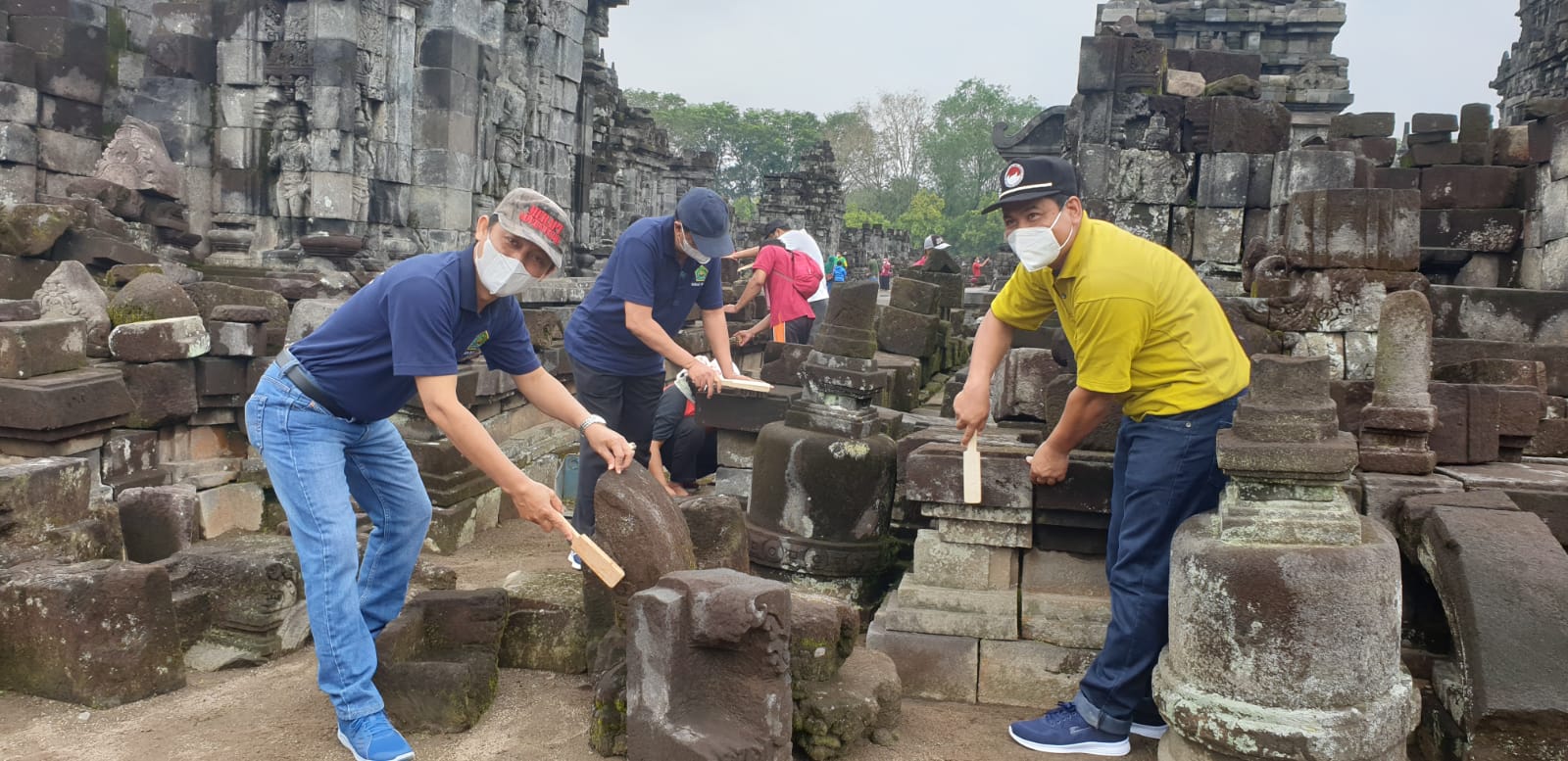 Kerja Bhakti Membersihkan Candi, Bina Kerukunan Umat Lintas Agama