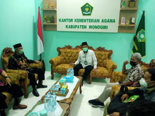 Kepala Kantor Kementerian Agama Kabupaten Wonogiri, H. Anif Solikhin di dampingi pejabat Paranata Humas di ruang kerjanya menerima kunjungan Pengurus Daerah Lembaga Dakwah Islam Idonesia Kabupaten Wonogiri.