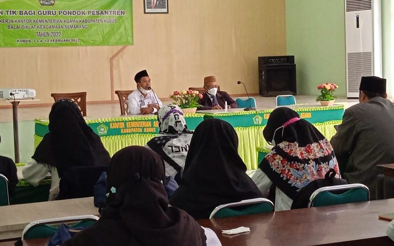 Kasi PD Pontren Tutup PDWK TIK Bagi Guru Ponpes