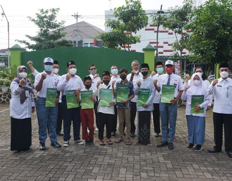 UPZ Kankemenag Kota Semarang Tasarufkan 100 Bantuan Pendidikan