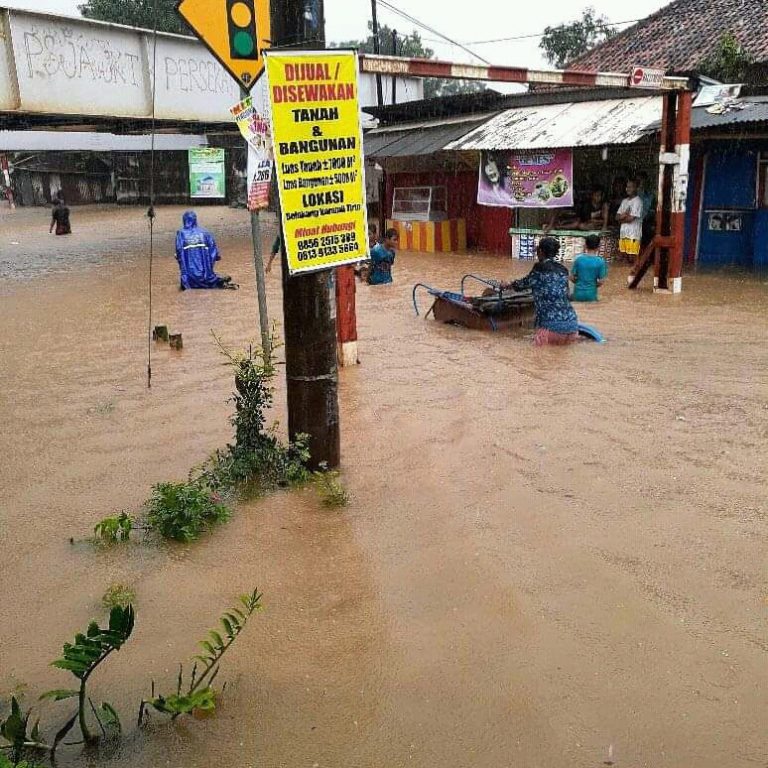 Banjir Melumpuhkan Akses ke KUA Tirto