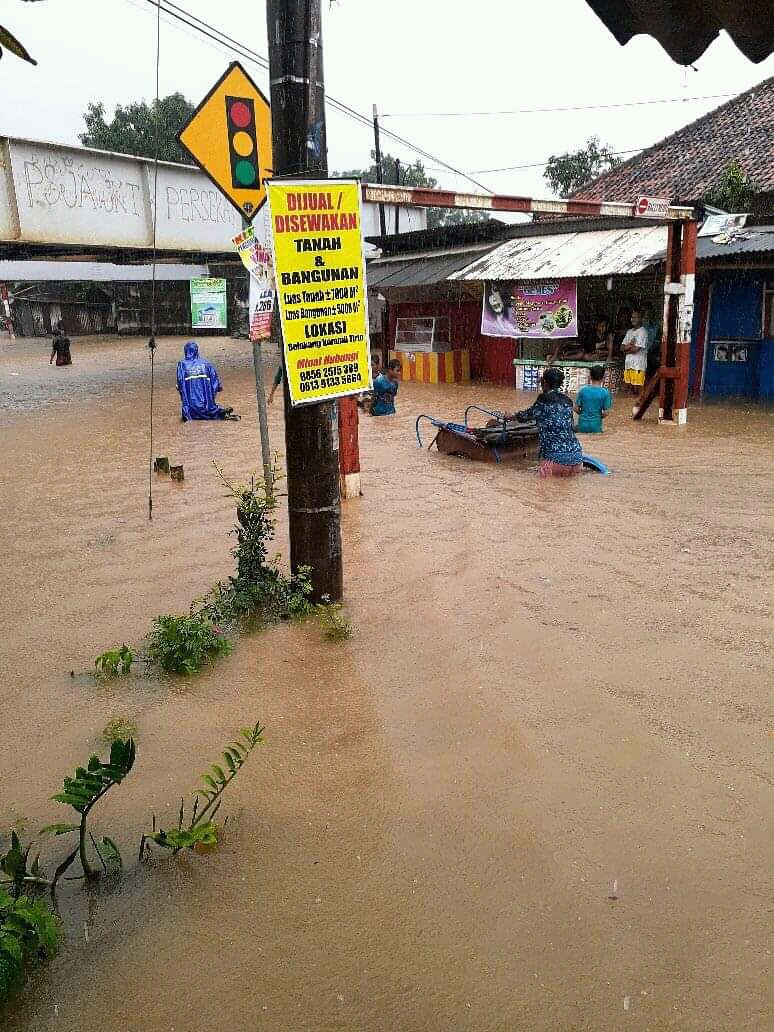 Banjir Melumpuhkan Akses ke KUA Tirto