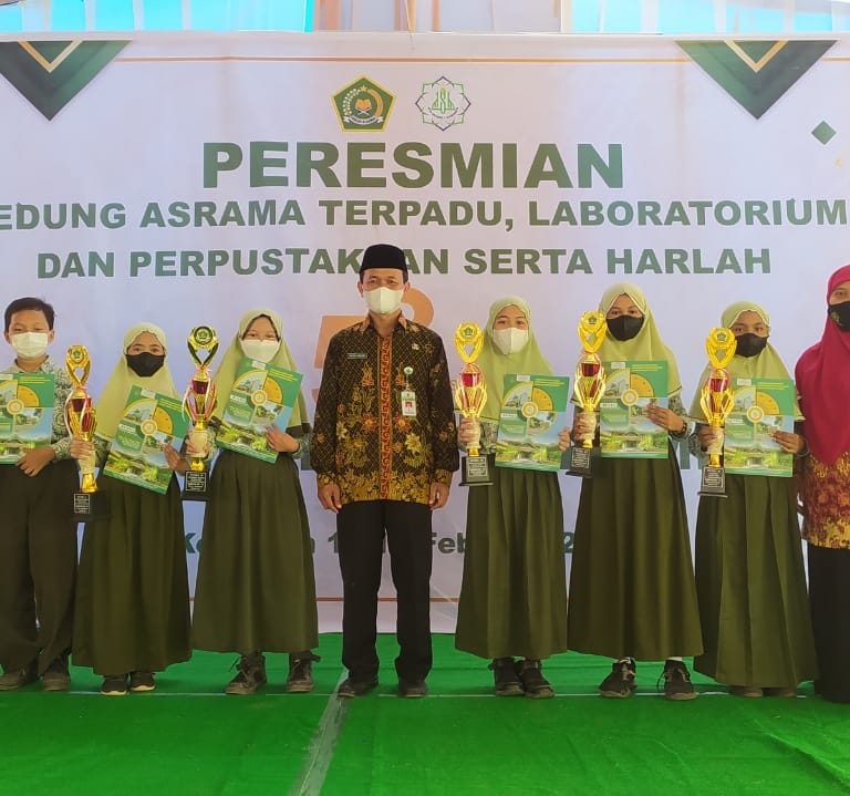 MIN 4 Borong Enam Piala dalam Harlah MTsN 1 Kebumen