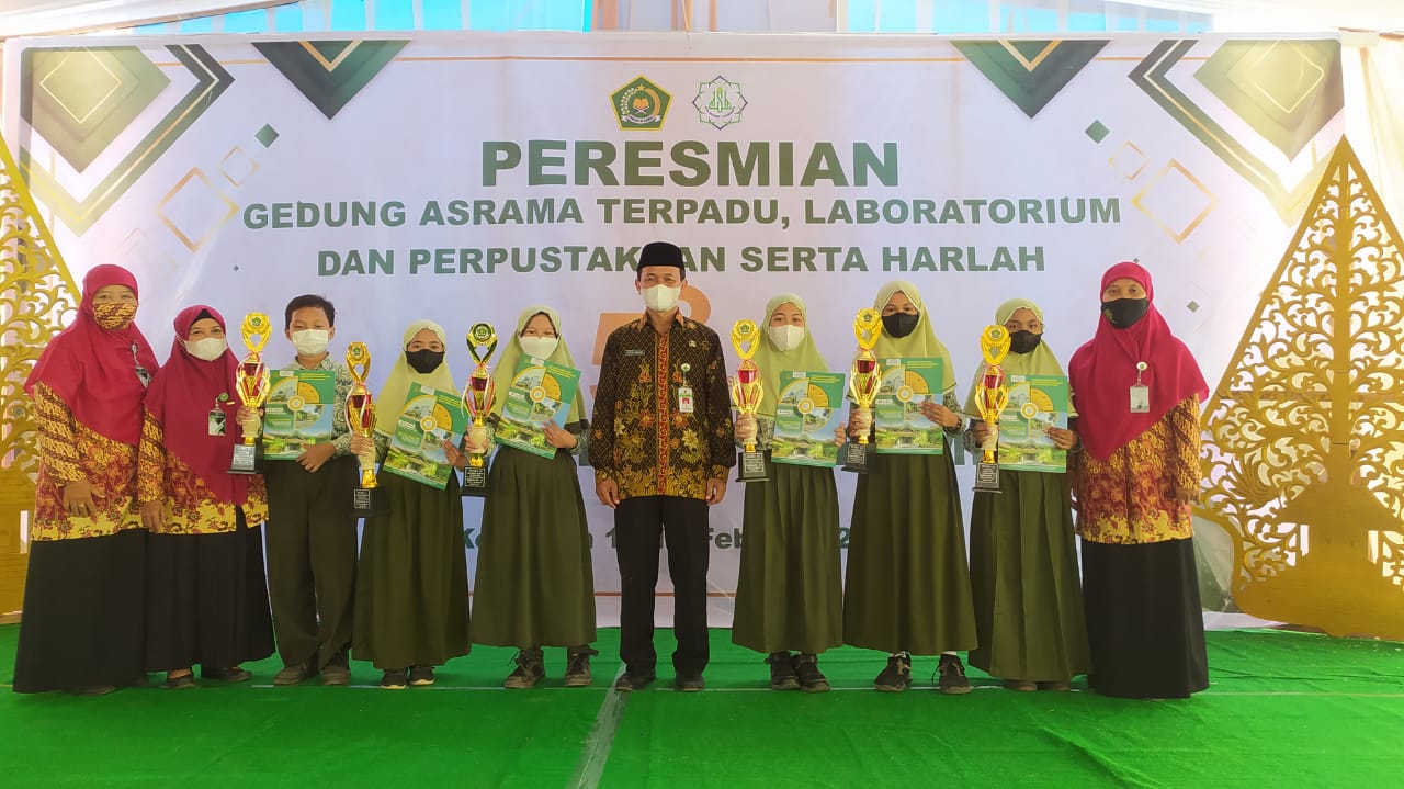 MIN 4 Borong Enam Piala dalam Harlah MTsN 1 Kebumen
