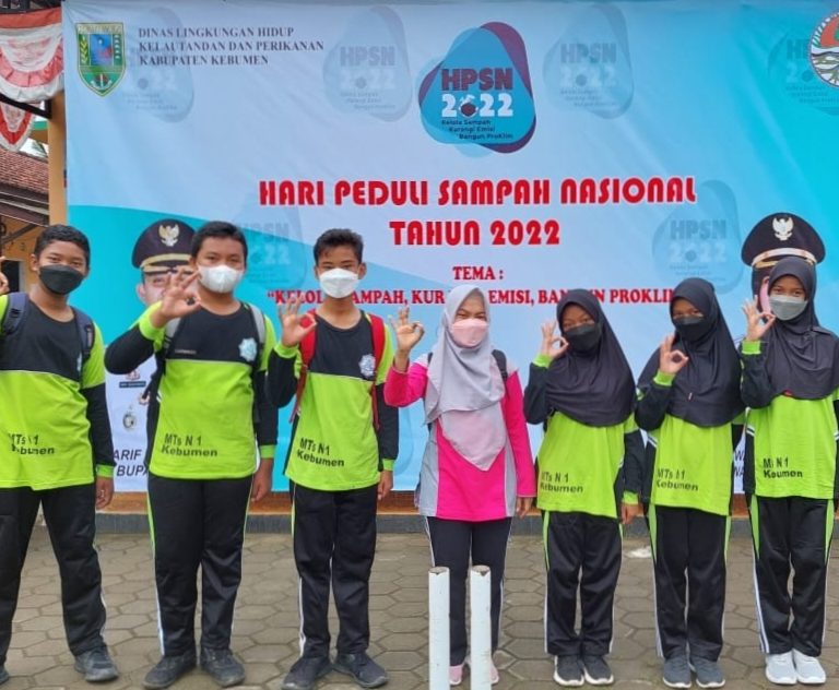 Kader Lingkungan MTs.N 1 Kebumen Ikut Peringati Hari Peduli Sampah