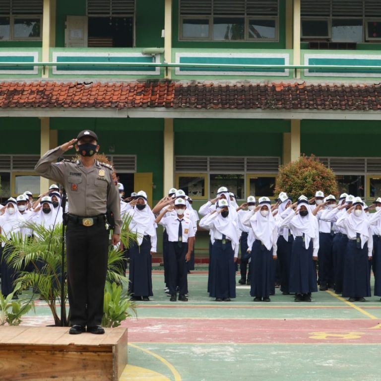 <strong>Polsek Gombong Sosialisasi Tata Tertib Lalu lintas Pada Apel Khusus</strong>
