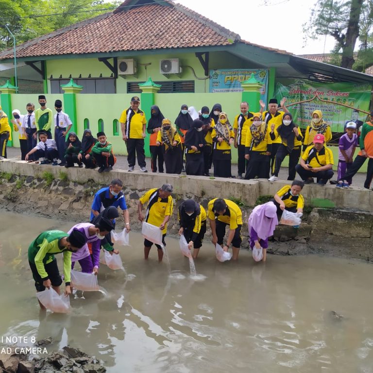 MTs Negeri 3 Kebumen Sisir Sungai, Peringati  Hari Peduli Sampah Nasional