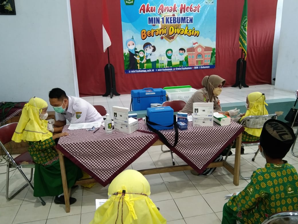 <strong>Cegah Omicron </strong><strong>Masuk Madrasah, MIN 1 Kebumen Vaksin Ratusan Siswa</strong>