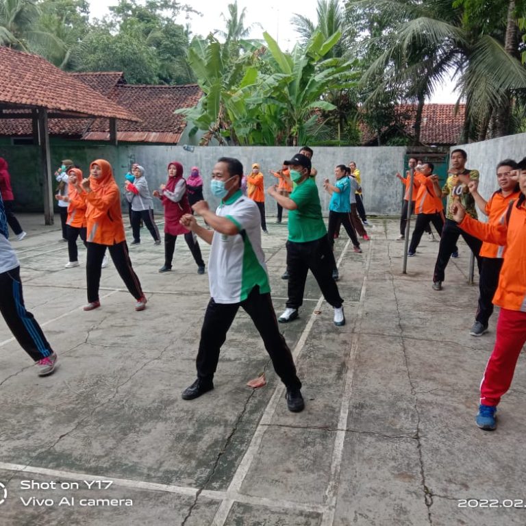 Perkuat Imun, Guru dan Pegawai MAN 3 Kebumen Senam Sehat