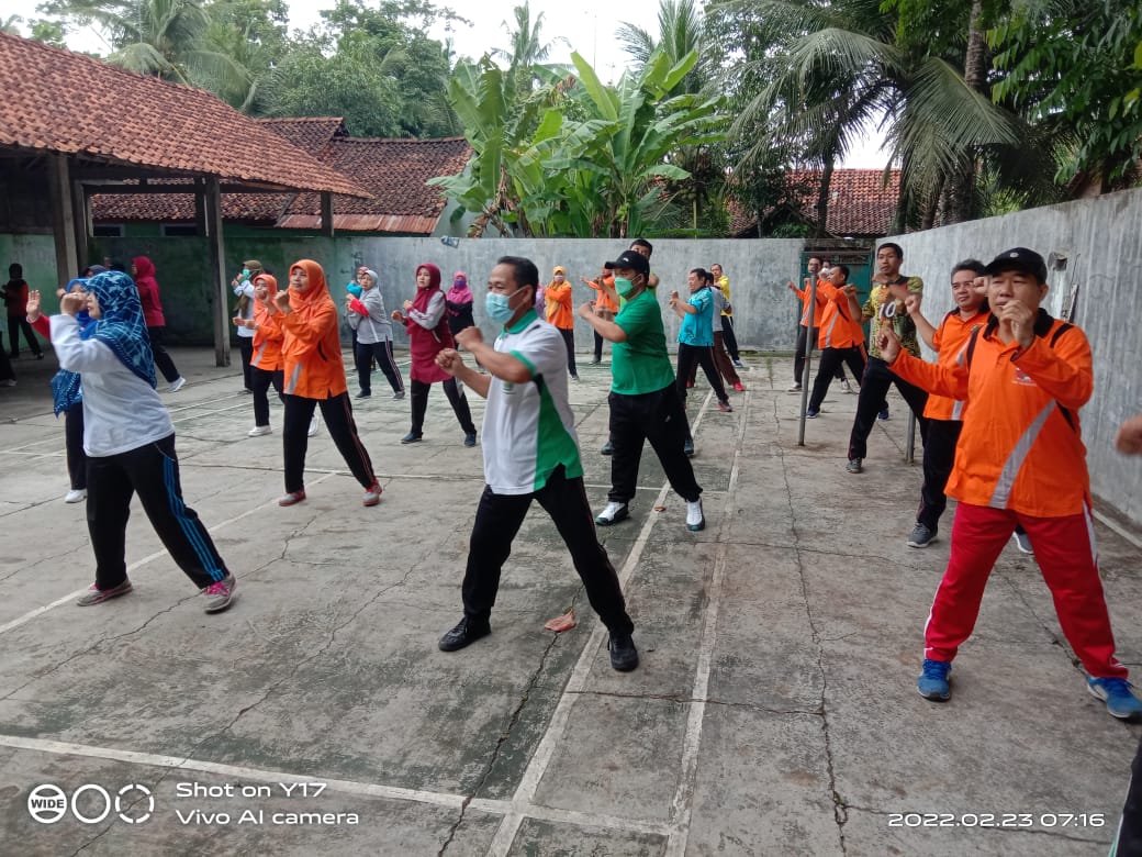 Perkuat Imun, Guru dan Pegawai MAN 3 Kebumen Senam Sehat