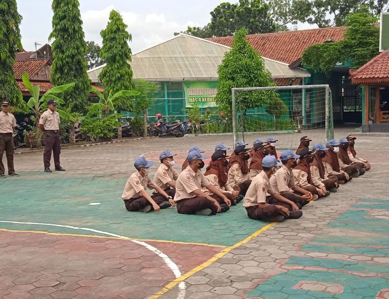 Kanit Binmas Polsek Gombong Latih Anggota Baru PKS MAN 4 Kebumen