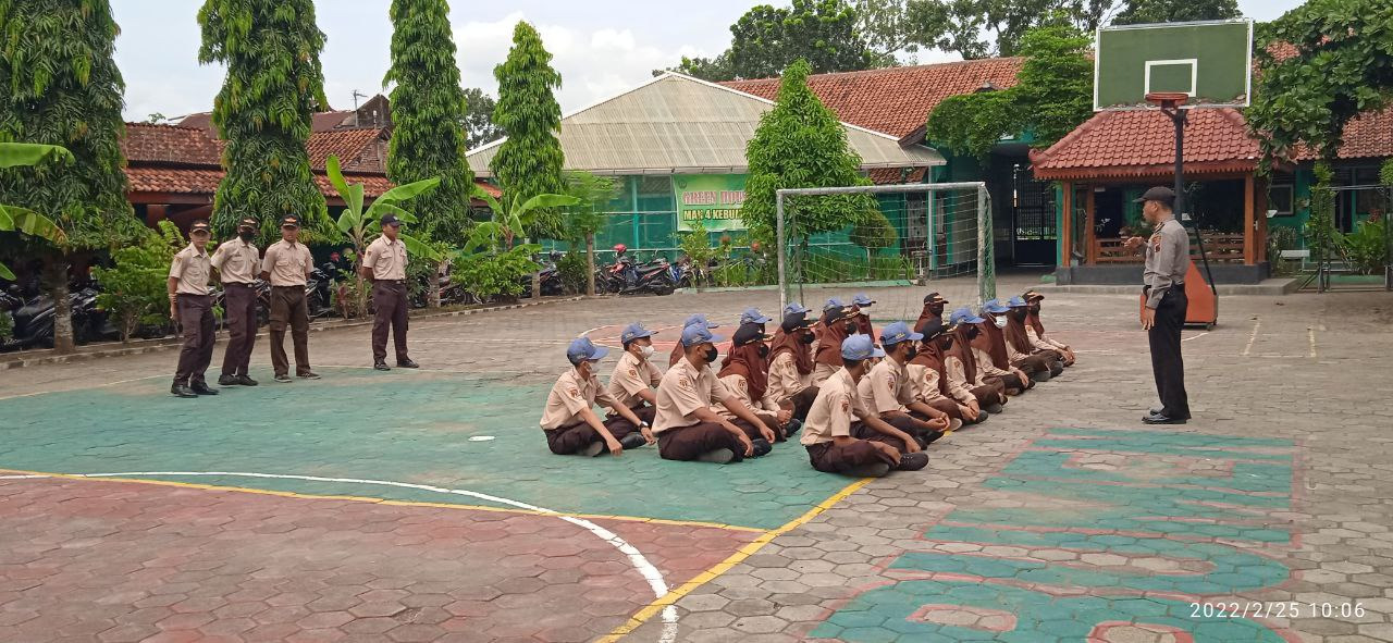 Kanit Binmas Polsek Gombong Latih Anggota Baru PKS MAN 4 Kebumen