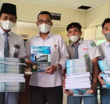 Perkaya Bahan Ajar, MAN 2 Rembang Bagikan Ribuan Modul Pembelajaran