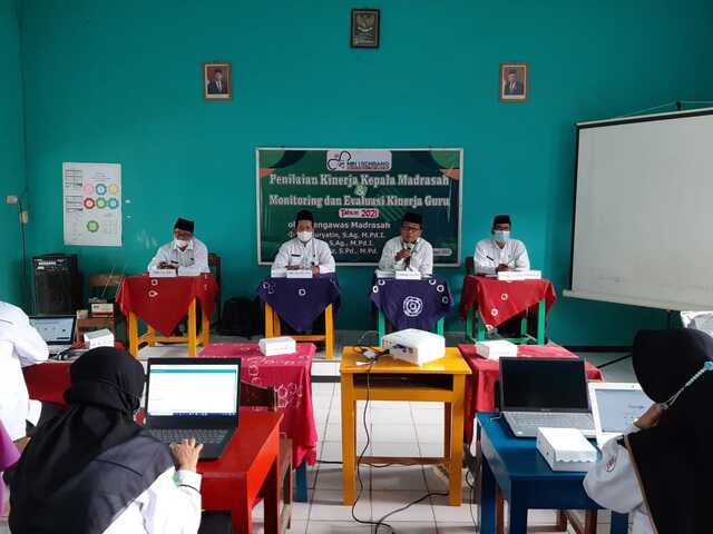 Pengawas Lakukan Monev Guru MIN 1 Rembang