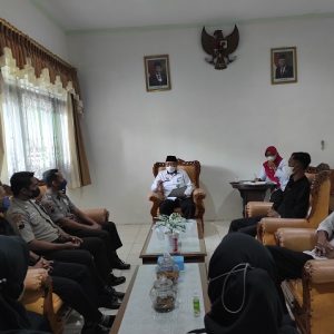 Kasubbag Tata USaha Kankemenag KAb. Boyolali memimpin rapat evaluasi bagi Pramubakti di Kantor Kementerian Agama Kabupaten Boyolali