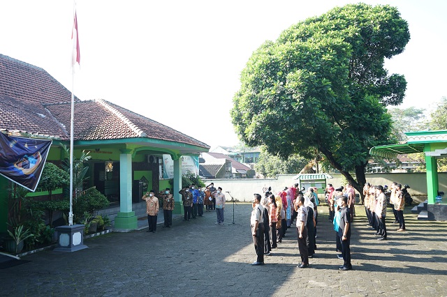 Penghormatan bendera dan pembacaan doa tanggal 17 maret 2022 yang dilaksanakan oleh Kantor Kementerian Agama Kabupaten Boyolali
