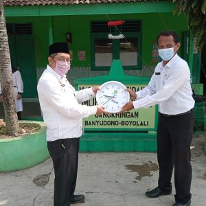 Kepala Kantor Kementeian Agama Kabupaten Boyolali, Hanif Hanani menyerahkan jam dinding dari UPZ Kankemenag Kab. Boyolali sebagai pengingat untuk para guru MIM Cangkringan Banyudono