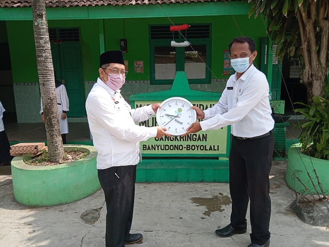 Kepala Kantor Kementeian Agama Kabupaten Boyolali, Hanif Hanani menyerahkan jam dinding dari UPZ Kankemenag Kab. Boyolali sebagai pengingat untuk para guru MIM Cangkringan Banyudono