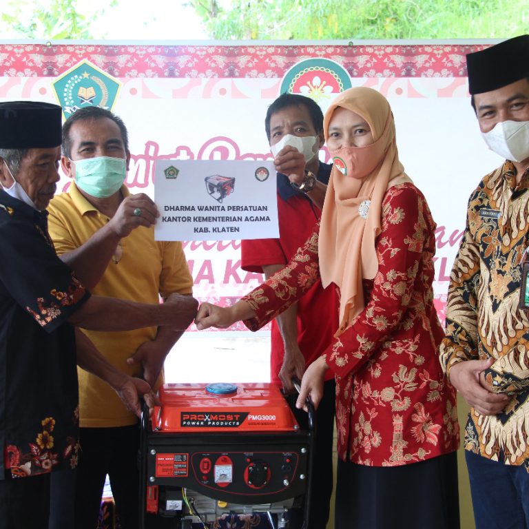Jumat Berkah, DWP Kemenag Klaten Berikan Bantuan Genset dan Perangkat Sholat