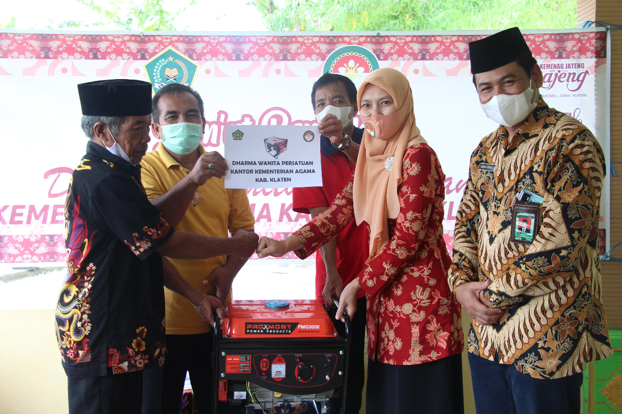 Jumat Berkah, DWP Kemenag Klaten Berikan Bantuan Genset dan Perangkat Sholat