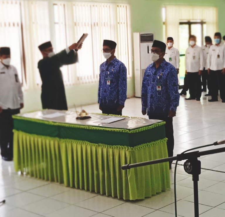 <strong>Pengambilan</strong><strong> </strong><strong>Sumpah PNS Sebagai</strong><strong> </strong><strong>Peletakan</strong><strong> </strong><strong>batu</strong><strong> </strong><strong>Pertama</strong><strong> </strong><strong>Dalam</strong><strong> </strong><strong>Membangun</strong>