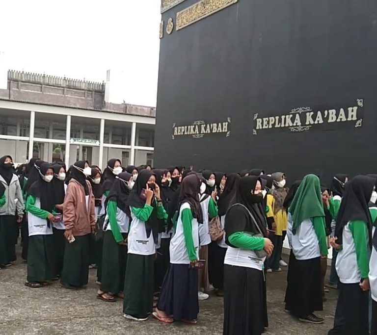 Gelar Latihan Manasik Haji dan Umroh MTsN 2 Kebumen gandeng Fatimah Az-zahra