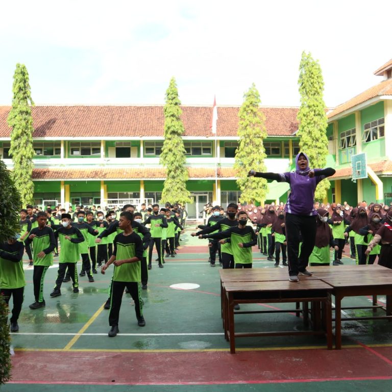 Senam Jum’at Sehat Ceria, MTs Negeri 8 Kebumen