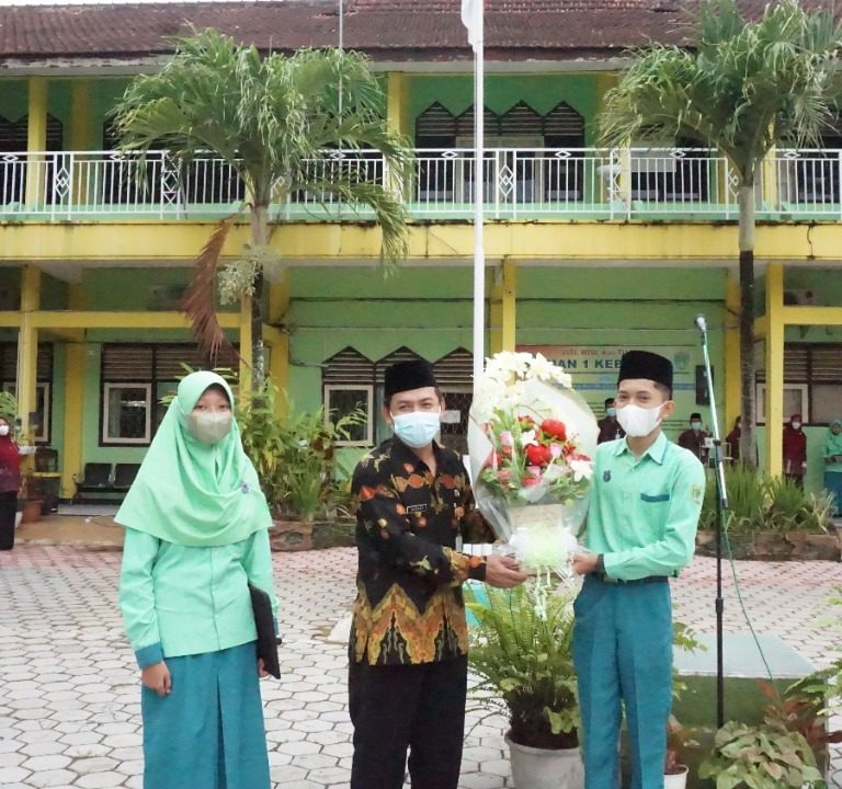 Suasana Haru Selimuti Apel Perpisahan Kepala MAN 1 Kebumen