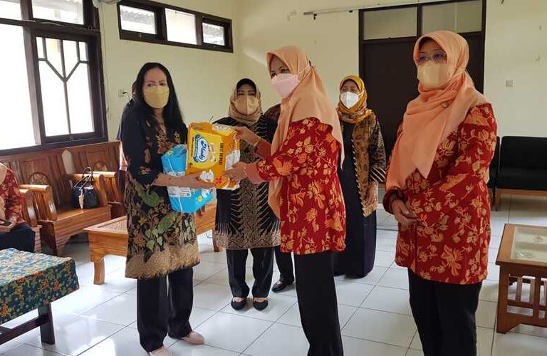 DWP Kankemenag Kota Semarang Serahkan Bantuan kepada Panti Wredha YSHI