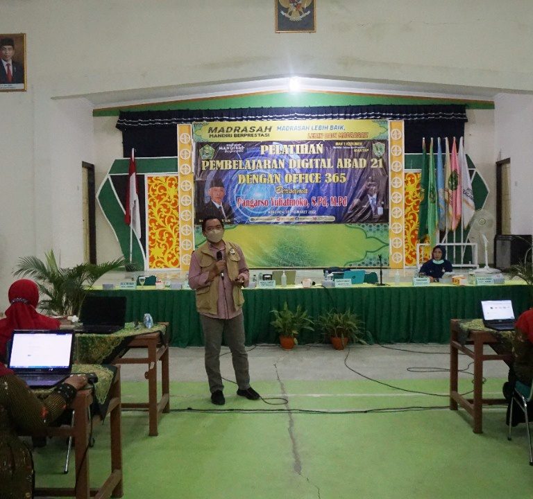 Hadapi Pembelajaran Digital Abad 21, MAN 1 Kebumen Gelar Pelatihan Office 365