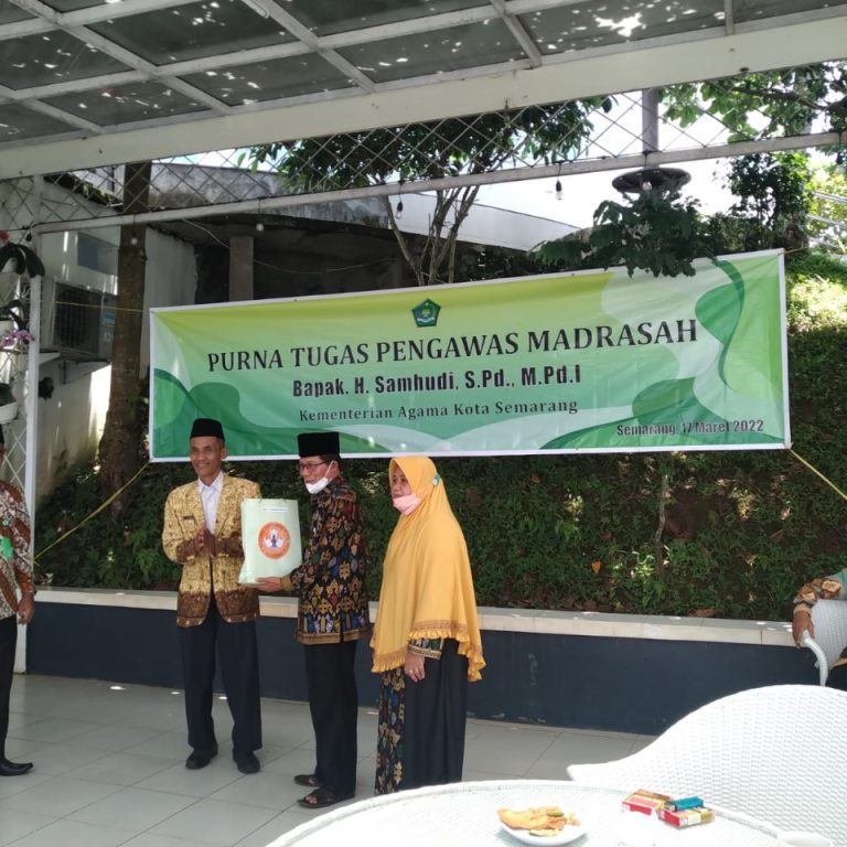APSI Kota Semarang Serahkan Cindera Mata kepada Pengawas yang Purna Tugas