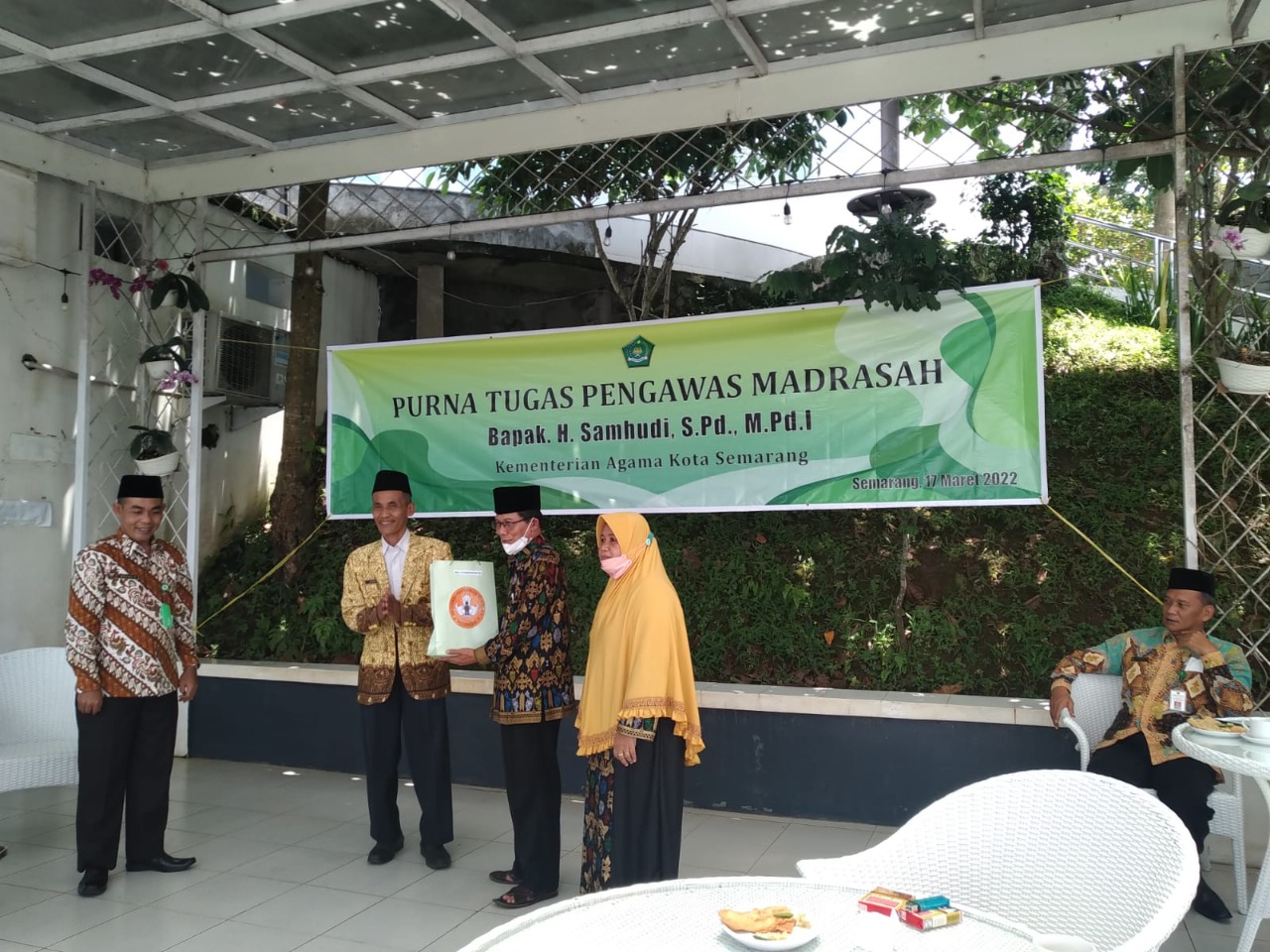 APSI Kota Semarang Serahkan Cindera Mata kepada Pengawas yang Purna Tugas