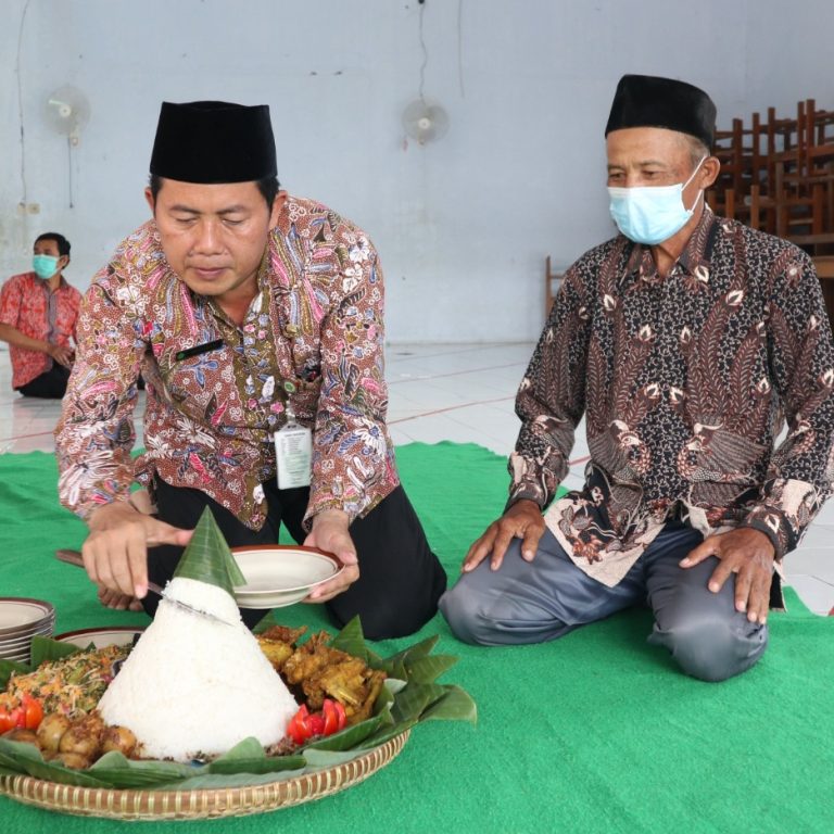 Do’a Bersama dan Pemotongan Tumpeng Warnai Puncak Acara HUT MTs.N 8 Kebumen