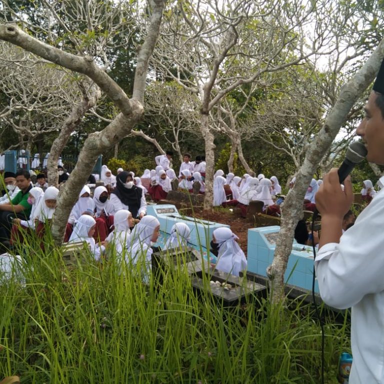 Ziarah di Makam Desa, Tradisi Bulan Ruwah MIN 1 Kebumen
