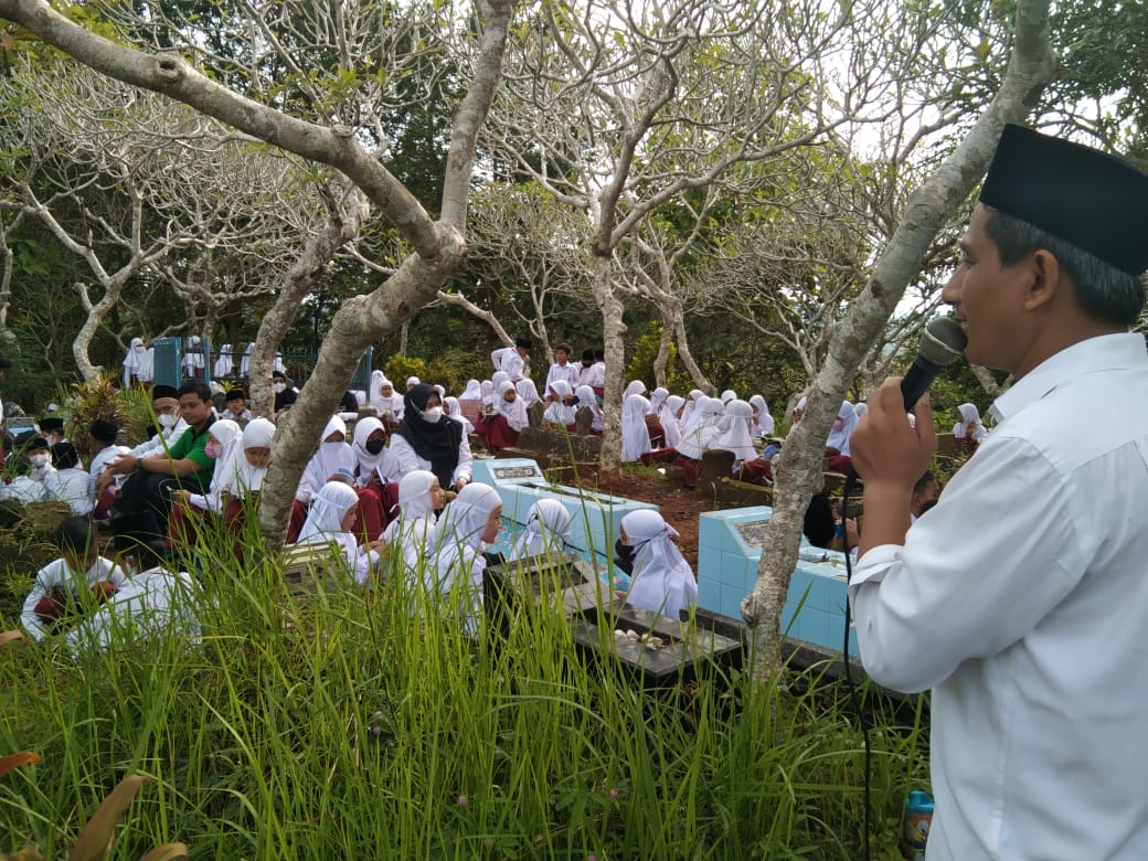 Ziarah di Makam Desa, Tradisi Bulan Ruwah MIN 1 Kebumen