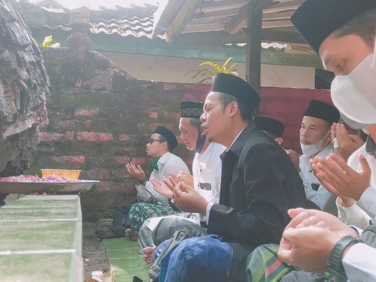 <strong>“Nguri-uri” Tradisi Sambut Bulan Ramadhan, MIN 4 Kebumen Gelar Wisata Religi ke Makam para Wali</strong>