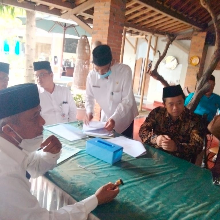 Kepala KUA Kebumen Pimpin Ikrar Waqaf Untuk IAINU Kebumen