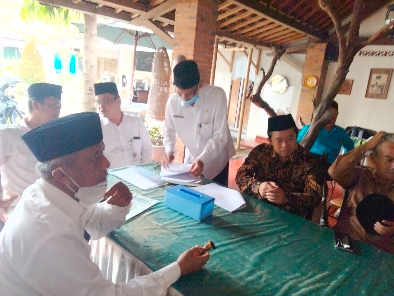 Kepala KUA Kebumen Pimpin Ikrar Waqaf Untuk IAINU Kebumen