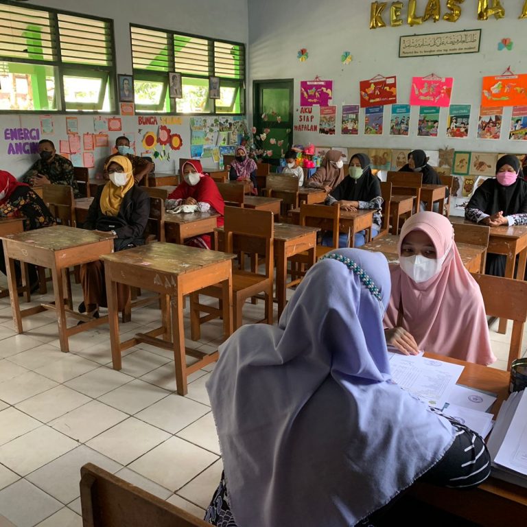 Antusiasme Wali Murid MIN 1 Kebumen Menerima Hasil PTS