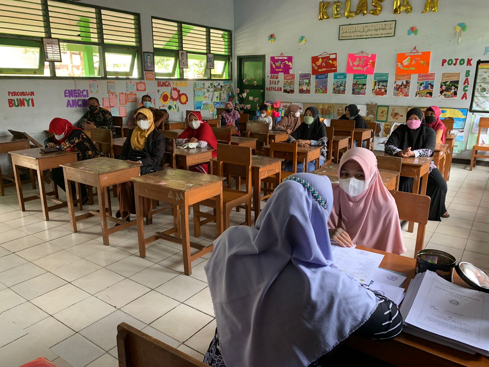 Antusiasme Wali Murid MIN 1 Kebumen Menerima Hasil PTS