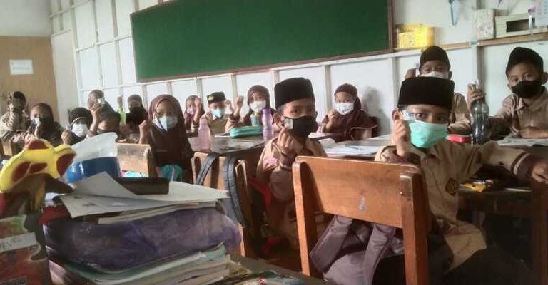 Tingkatkan Kesehatan Siswa, MIN Kota Semarang Lakukan Minum Obat Cacing Serentak