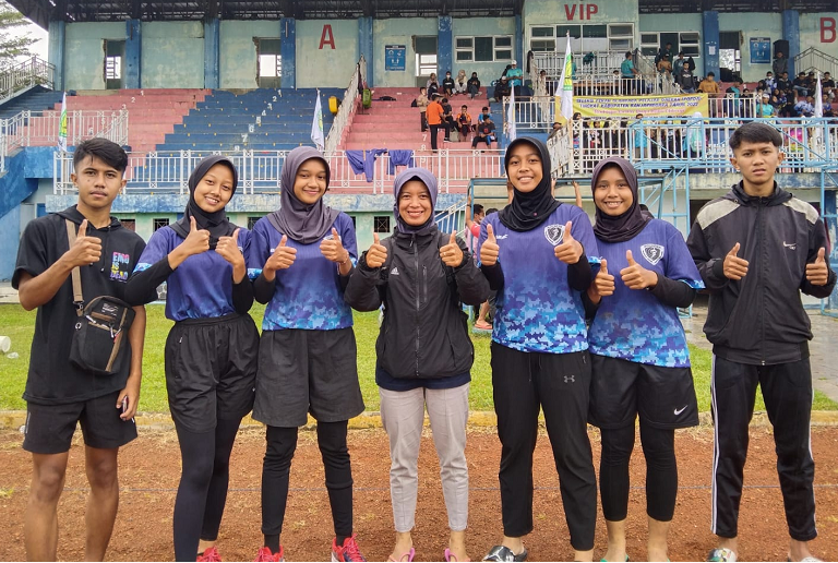 Di Bawah Gerimis Hujan, Atletik MAN 2 Banjarnegara Sumbang 2 Medali Popda