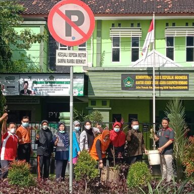 Peringati Hari Sampah, Pegawai Kemenag Rembang Bersihkan Lingkungan