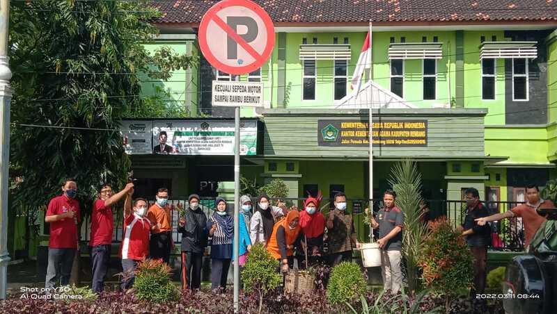 Peringati Hari Sampah, Pegawai Kemenag Rembang Bersihkan Lingkungan