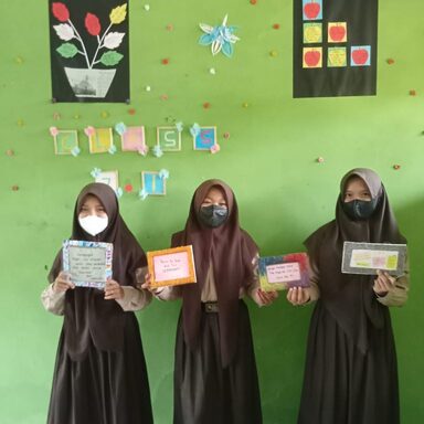 Keren, Siswa MTs N 4 Rembang Daur Ulang Limbah Kertas Menjadi Kerajinan