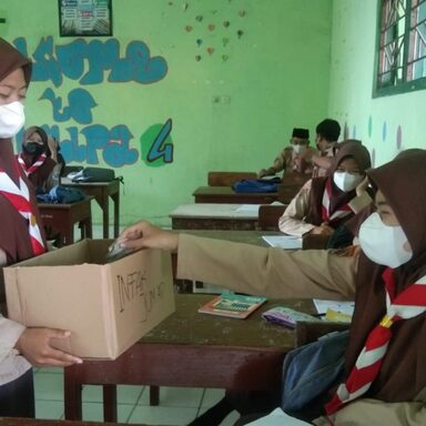 Tingkatkan Jiwa Sosial, OSIM MAN 1 Rembang Gencarkan Program Infak Jumat