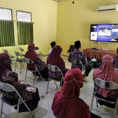  Guru dan Siswa MTsN2 Rembang Antusias Nobar Puncak Festival Literasi Nasional 2022