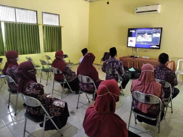  Guru dan Siswa MTsN2 Rembang Antusias Nobar Puncak Festival Literasi Nasional 2022