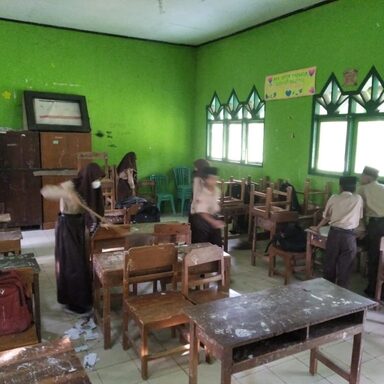 Siswa MTsN 2 Rembang Kerja Bakti Jelang Ujian Madrasah