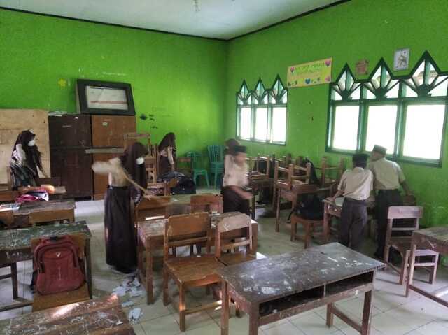 Siswa MTsN 2 Rembang Kerja Bakti Jelang Ujian Madrasah